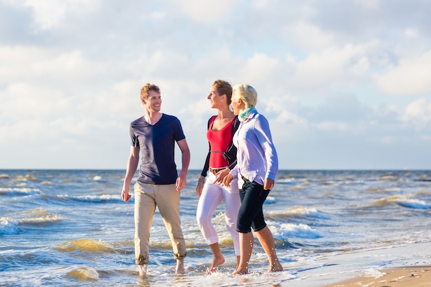 Zdjęcie przyjaciele podziwiając zachód słońca na niemieckiej plaży nad morzem północnym