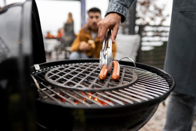 Zdjęcie przyjaciele przy wspólnym grillu