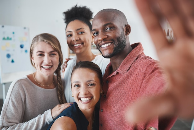 Przyjaciele selfie i praca zespołowa z czarnym mężczyzną i zespołem robiącym wspólne zdjęcie w biurze pracy Sukces współpracy i biznes z grupą pracowników płci męskiej i żeńskiej pozujących do zdjęcia