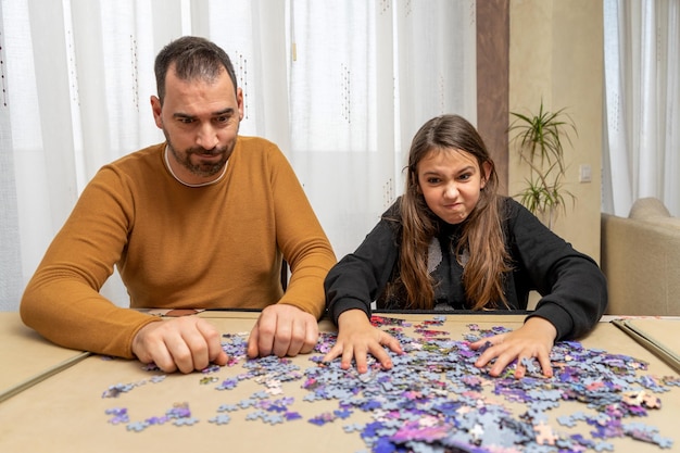 Zdjęcie przyjaciele siedzący przy stole.