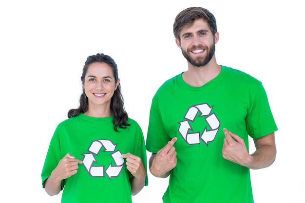 Przyjaciele sobie t-shirty recyklingu wskazując siebie