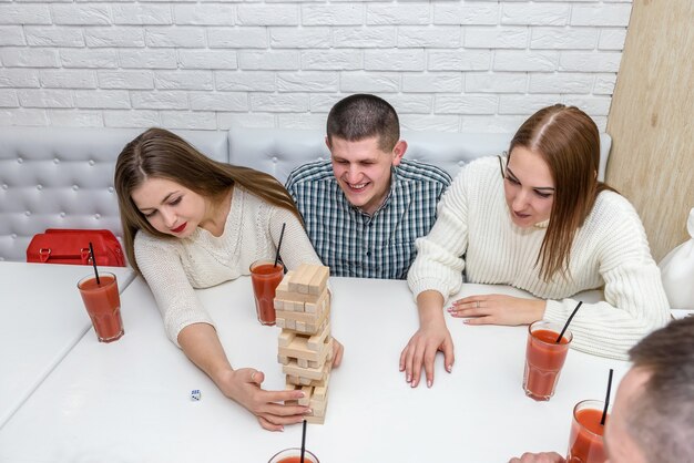 Przyjaciele spotkali się w kawiarni, aby zagrać w grę jenga