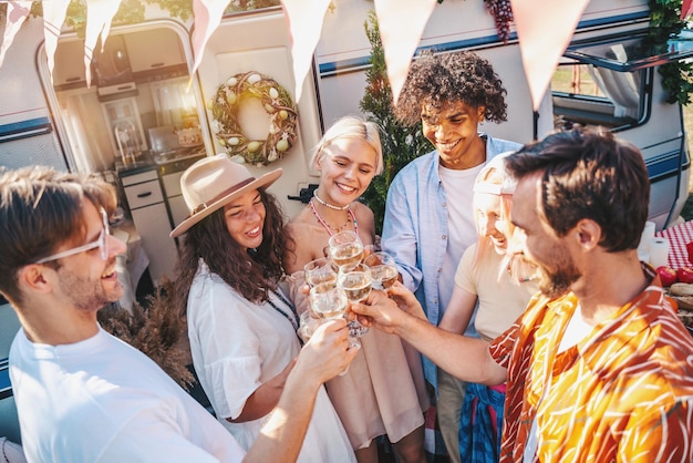 Przyjaciele Urządzają Piknik I Toast Winem