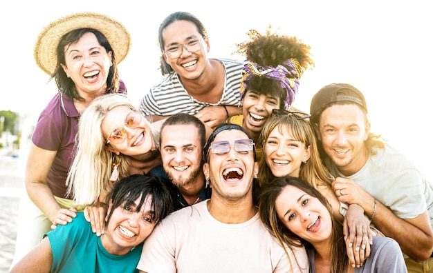 Przyjaciele W Różnym Wieku Robią Sobie Selfie Na Festiwalu Na Plaży