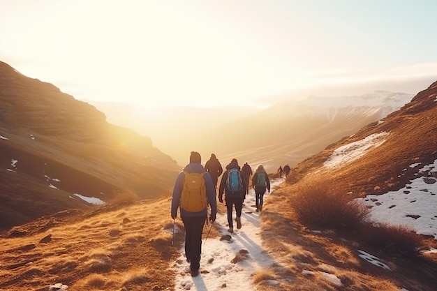 Przyjaciele wspinacza spacerujący po zaśnieżonej górze AI Wygenerowano