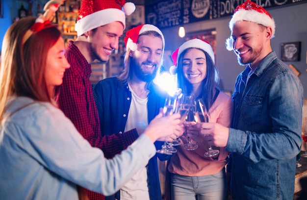 Przyjaciele wspólnie świętują Nowy Rok. Przyjaciele Z Napojami Cieszącymi Się Cocktail Party.