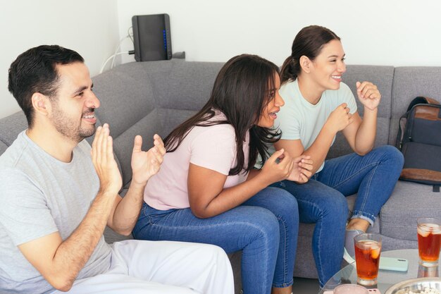 Przyjaciele z Ameryki Łacińskiej oglądają sport w telewizji w domu
