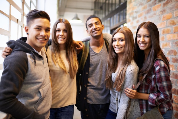 Przyjaciele z uniwersytetu i portret ludzi z kampusu gotowych do studiowania przyjaźni i wspólnej nauki Stypendium edukacyjne i uśmiech szczęśliwych studentów i studentek do szkolnej akademii i college'u