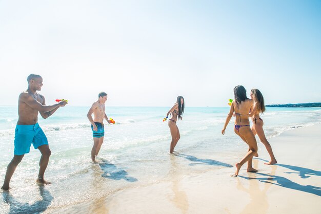 Przyjaciele zabawy na plaży