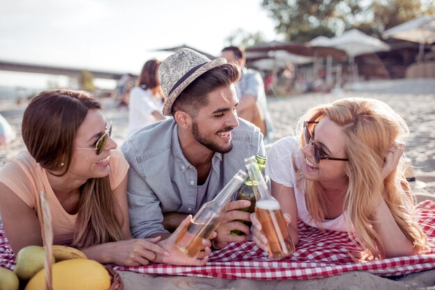 Przyjaciele zabawy na plaży