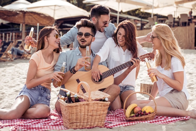 Przyjaciele zabawy na plaży