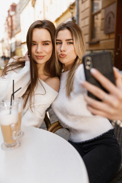 Przyjaciółki Przy Selfie Przy Stoliku W Kawiarni