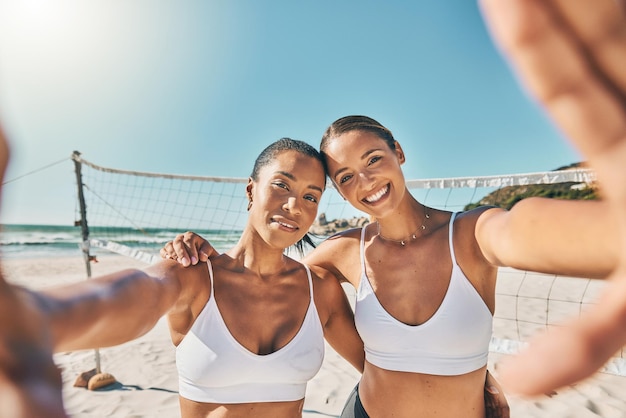 Przyjaciółki siatkówki w selfie na plaży i latem na świeżym powietrzu fitness i styl życia Młodzi sportowcy robiący razem zdjęcia dla zdrowej motywacji lub rywalizacji z uśmiechem i słońcem