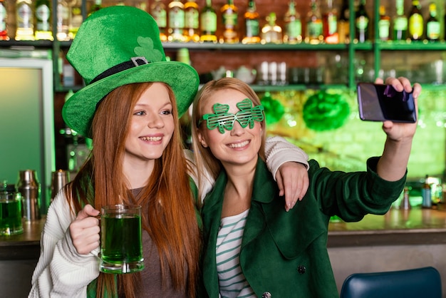 Przyjaciółki świętują św. Patrick's Day W Barze I Robienie Selfie