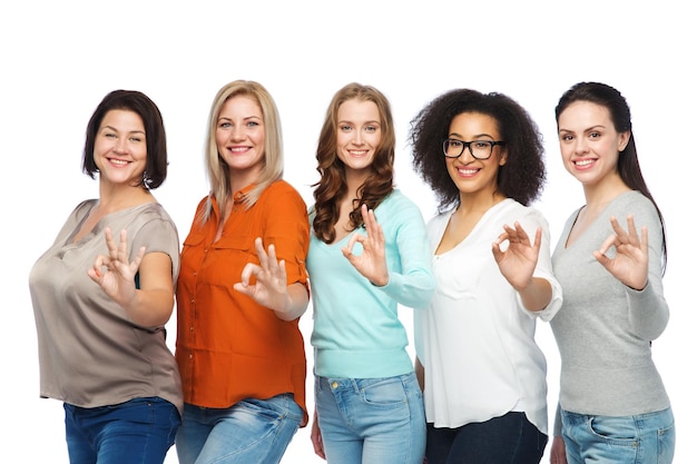 przyjaźń, moda, pozytywność ciała, gest i koncepcja ludzi - grupa szczęśliwych kobiet różnej wielkości w zwykłych ubraniach pokazujących znak ręką ok