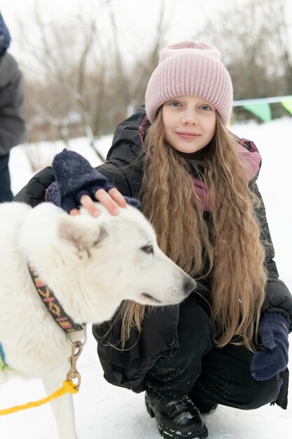 Przyjaźń osoba dorosła sezon zwierzę śnieg odkryty kobieta husky zwierzę zima młoda dziewczyna pies park