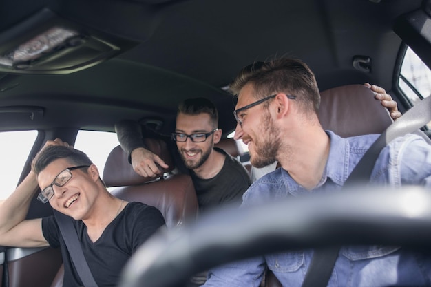 Zdjęcie przyjaźń podróż wakacje lato i ludzie koncepcja grupa uśmiechniętych przyjaciół podróżujących samochodem
