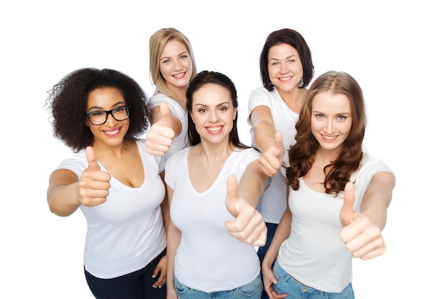 przyjaźń, różnorodność, pozytywne podejście do ciała, gesty i koncepcja ludzi - grupa szczęśliwych kobiet różnej wielkości w białych koszulkach pokazujących kciuki do góry