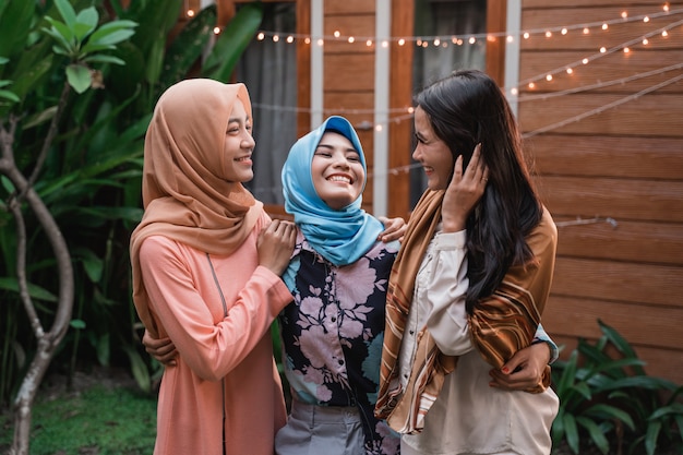 Przyjaźń trzech kobiet relaksujących się na podwórku domu