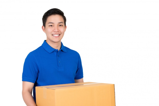 Przyjazny azjatycki człowiek dostawy w niebieskiej koszulce polo przewozu paczka