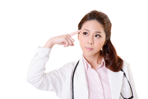 Przyjazny azjatycki lekarz kobieta ma pomysł, portret zbliżenie na białej ścianie.