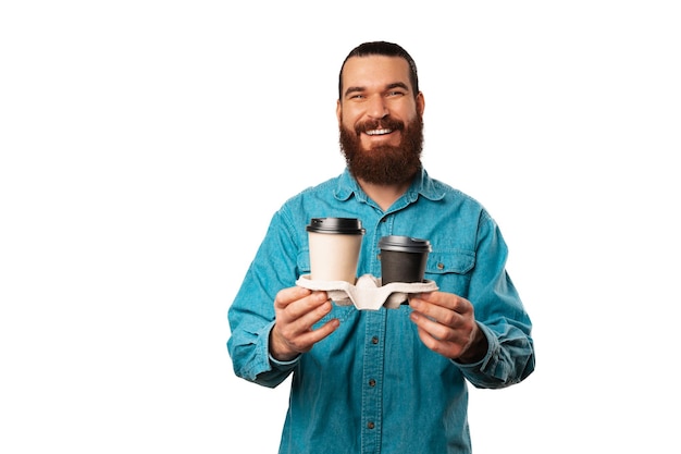 Przyjazny Brodaty Mężczyzna Trzymający Dwie Filiżanki Kawy Na Wynos Podaje Do Kamery