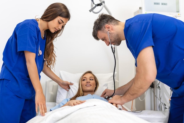 Przyjazny lekarz i pielęgniarka na oddziale szpitalnym opiekujący się piękną kaukaską pacjentką odpoczywającą w łóżku Lekarz wyjaśnia wyniki testu Kobieta dochodzi do siebie po udanej operacji