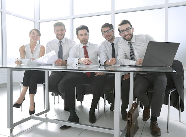 Przyjazny zespół biznesowy siedzący przy Deskphoto z miejscem na kopię