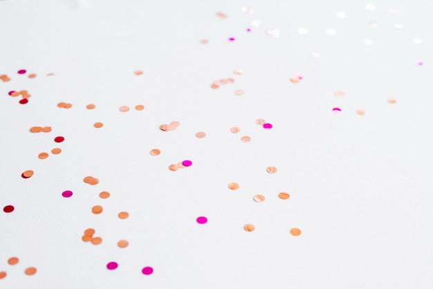 Zdjęcie przyjęcia, dekoraci i wakacji pojęcie, - srebni confetti nad białym tłem