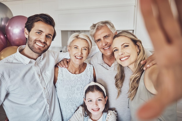 Zdjęcie przyjęcie urodzinowe i rodzinne selfie w kuchni dla szczęśliwej pamięci media społecznościowe lub zdjęcie profilowe portret miłosny lub dziewczyna matka i ojciec z dziadkami robiący wspólne zdjęcia z okazji wydarzenia