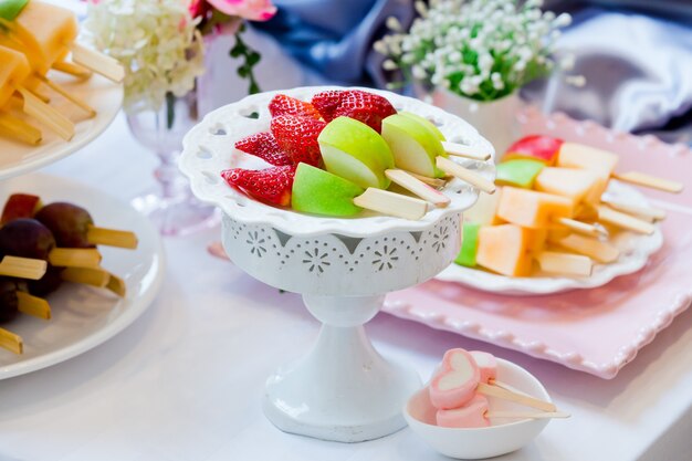 Zdjęcie przyjęcie weselne owoców i słodkich wesel