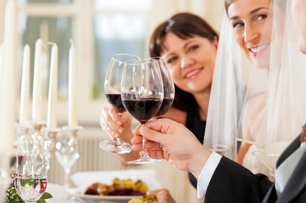 Przyjęcie weselne w porze kolacji lub lunchu