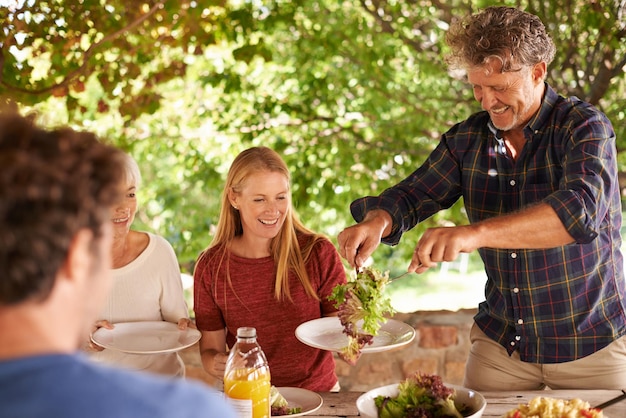 Przyjęcie z jedzeniem i radość z rodziną podczas lunchu oraz służąca do budowania więzi zdrowotnych i świętowania Święto Dziękczynienia towarzyskie i wydarzenie z grupą ludzi jedzących razem dla pokoleń jadalnych i dobrego samopoczucia