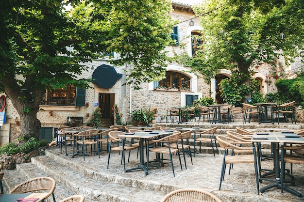 Przyjemna kawiarnia lub restauracja na świeżym powietrzu w słynnej wiosce Valldemossa Mallorca Hiszpania