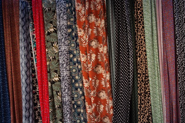 Przykłady tkanin w różnych kolorach i rodzajach