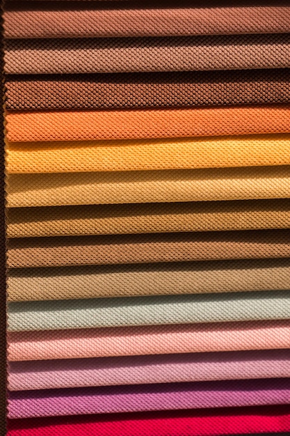 Zdjęcie przykłady tkanin w różnych kolorach i rodzajach