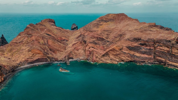 Przylądek półwyspu w skałach Oceanu Atlantyckiego na Maderze Portugalia Zdjęcie lotnicze z drone