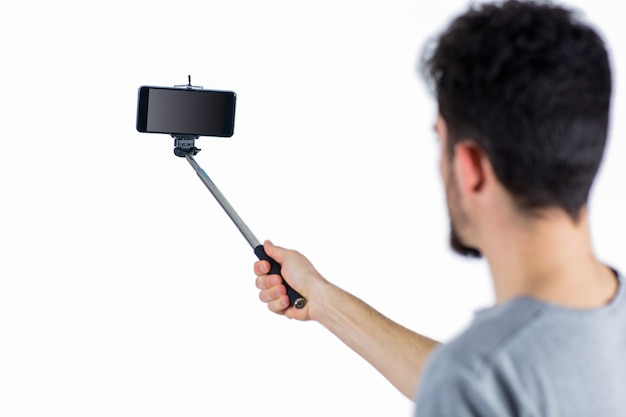 Przypadkowy mężczyzna używa selfie kij