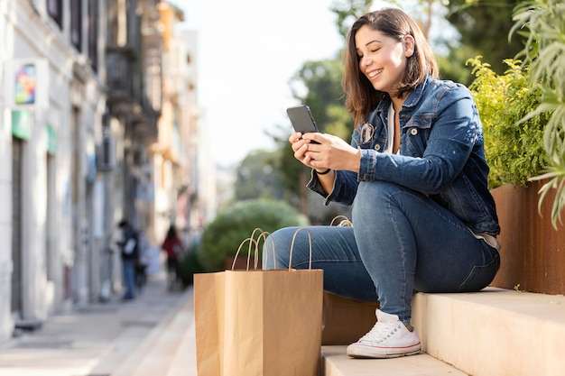 Zdjęcie przypadkowy nastolatek przeglądający swój smartfon