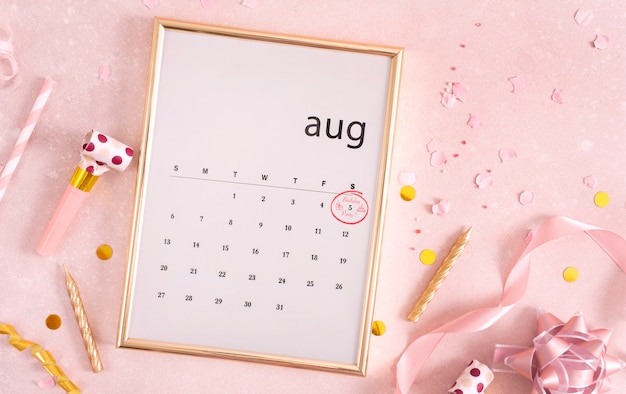 Zdjęcie przypomnienia o urodzinach w kalendarzu i różowe wstążki