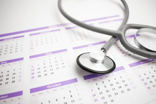 Przypomnienie kalendarza harmonogramu opieki zdrowotnej i badania lekarskiego lub koncepcja wizyty u lekarza stetoskop