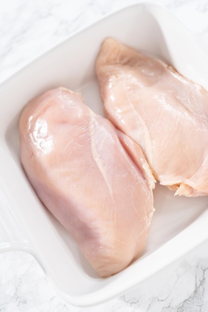 Przyprawić kurczaka solą i pieprzem do zapiekania w naczyniu do zapiekania.