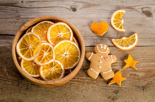 Zdjęcie przyprawy, skórki pomarańczy i piernika na drewnianym stole. dekoracja świąteczna.