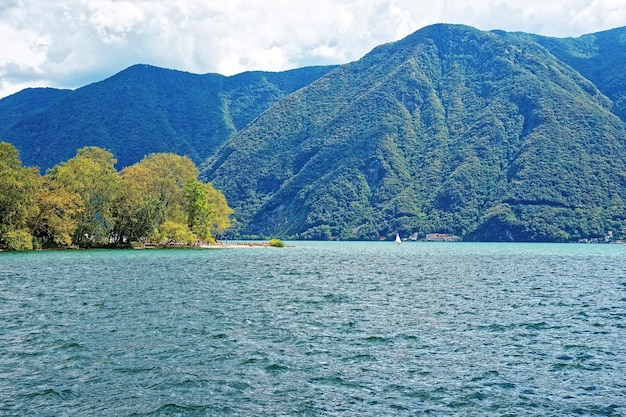 Przyroda jeziora Lugano i gór w Lugano w kantonie Ticino w Szwajcarii.