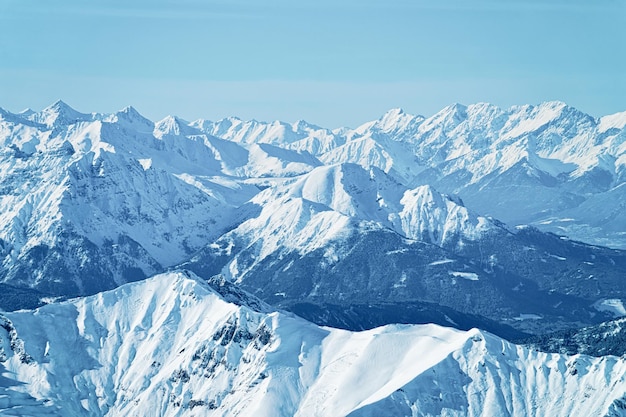 Przyroda w ośrodku narciarskim na lodowcu Hintertux w Tyrolu w Mayrhofen w dolinie Zillertal w Austrii w zimowych Alpach. Szczyty Hintertuxer Gletscher w alpejskich górach z białym śniegiem i błękitnym niebem.