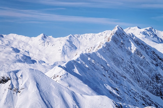 Przyroda W Ośrodku Narciarskim Na Lodowcu Hintertux W Tyrolu W Mayrhofen W Dolinie Zillertal W Austrii W Zimowych Alpach. Szczyty Hintertuxer Gletscher W Alpejskich Górach Z Białym śniegiem I Błękitnym Niebem.