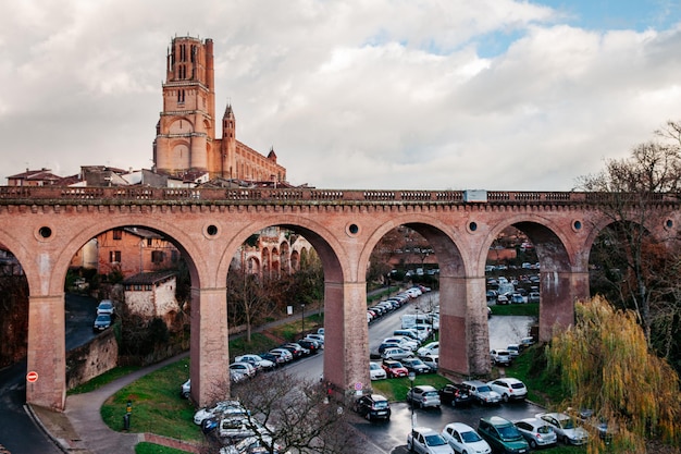 Przyroda zabytki architektura i życie miasta Albi we Francji