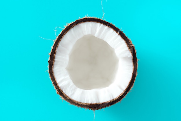 Przyrodnia kokosowa owoc odizolowywająca na bluetop widoku