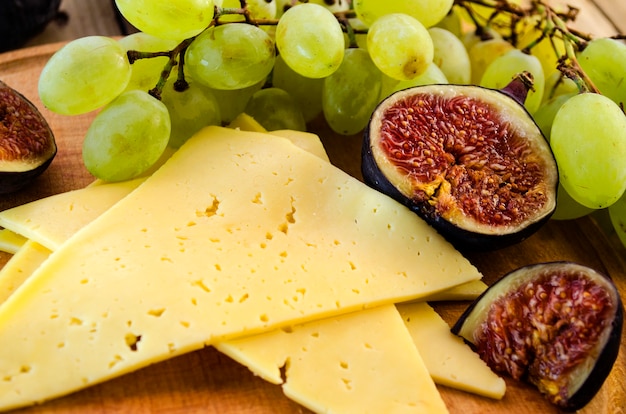 Przystawka serowa z figami i winogronami