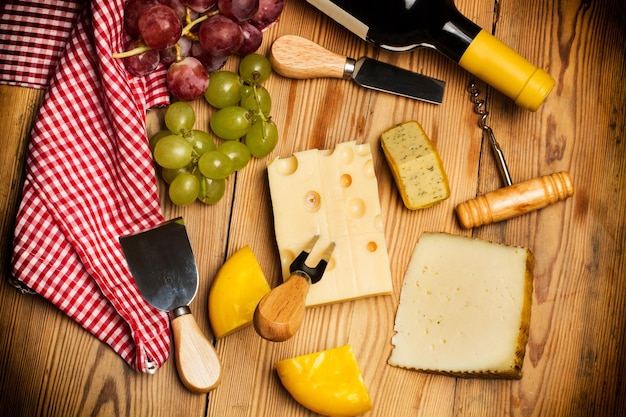 Przystawka z serem winogrona i czerwonym winem na drewnianym stole